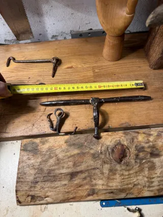 Cerrojo antiguo y aldabillas