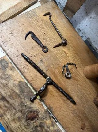 Cerrojo antiguo y aldabillas