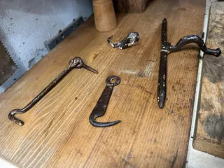 Cerrojo antiguo y aldabillas