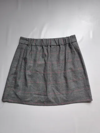 Falda de cuadros gris y roja