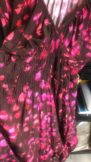 Vestido corto estampado fucsia y chocolate