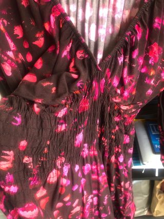 Vestido corto estampado fucsia y chocolate