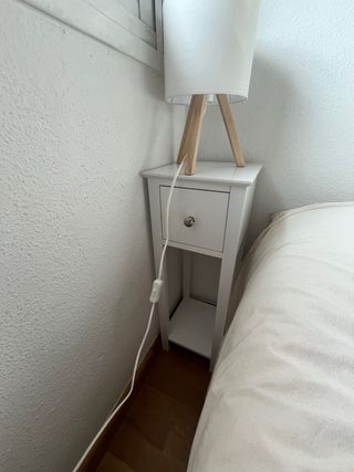 Par de mesitas de noche estrechas blancas