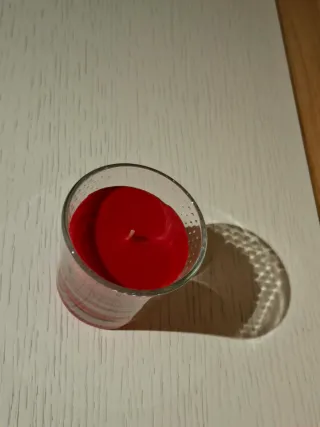 Candela profumata rossa in vetro