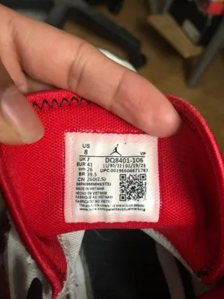 Zapatillas Jordan Blancas y Rojas