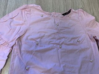 Camisa rosa con perlas