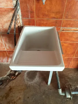 Pila de lavar blanca