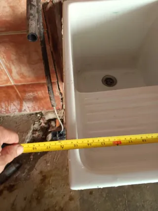 Pila de lavar blanca