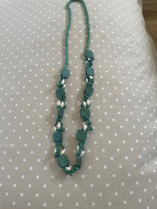 Collar madera verde y conchas