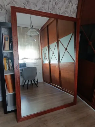 Espejo de madera y cristal grande