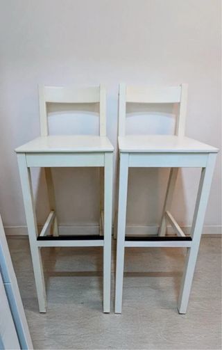 2 TABURETES ALTOS DE MADERA BLANCA NORDVIKEN