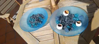 Platos decorativos azules de cristal y piedra