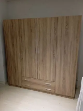 Armario de madera con cajones