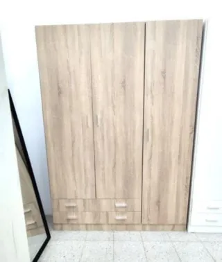 Armario de madera con cajones