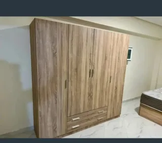 Armario de madera con cajones