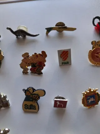 Lote 80 pines variados coleccionismo