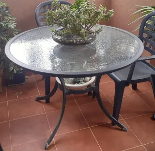Tavolo rotondo in vetro e metallo per terrazzo e giardino