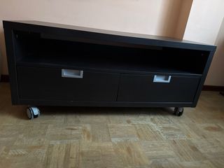 Mueble TV con cajones y ruedas.