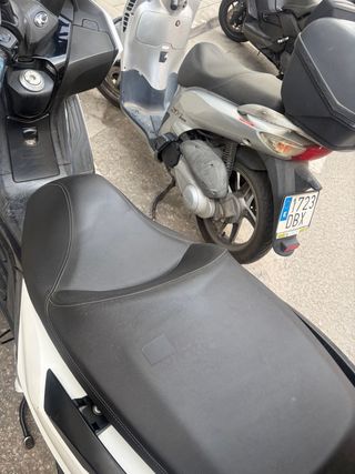Maxi Scooter Kymco Negra y Blanca
