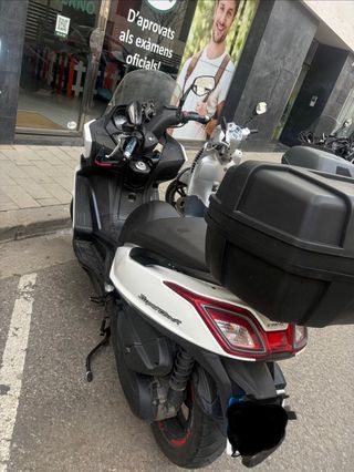 Maxi Scooter Kymco Negra y Blanca