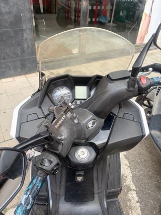 Maxi Scooter Kymco Negra y Blanca