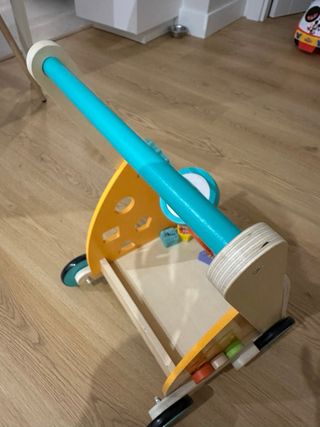 Andador de madera con actividades para