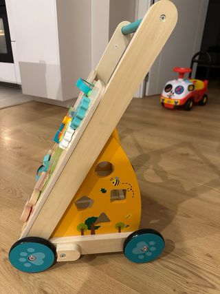 Andador de madera con actividades para