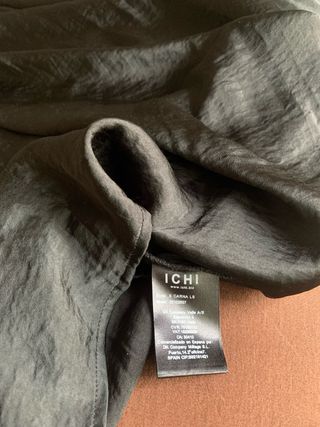 Blusa negra cuello alto y escote detrás, talla 38