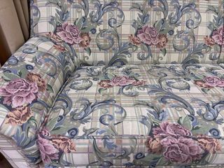 Sofa tresillo estampado floral estilo colonial