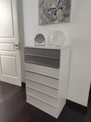 Cómoda, mesitas y lámparas de noche, todo 125€