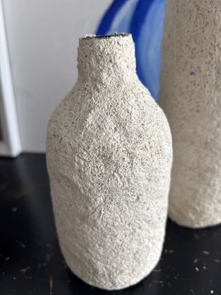 Jarrón beige y blanco