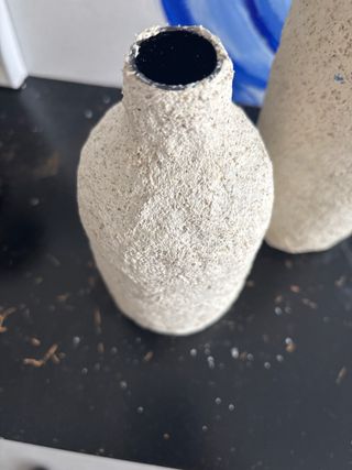 Jarrón beige y blanco