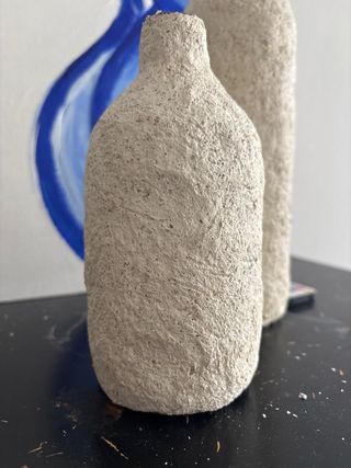 Jarrón beige y blanco