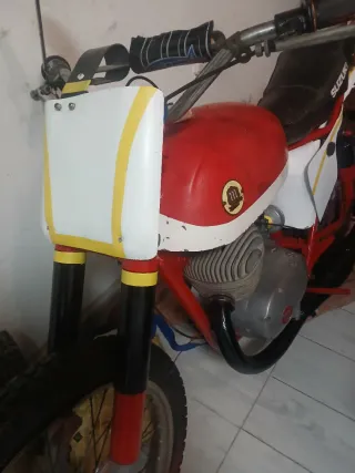 Moto de Trial Roja y Blanca