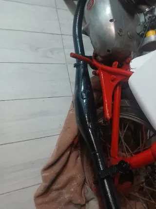 Moto de Trial Roja y Blanca