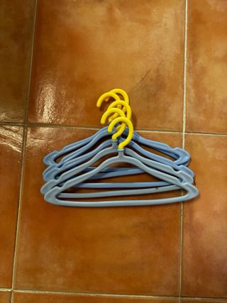 Lote 5 perchas infantiles azul y amarillo