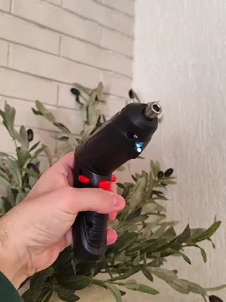 Atornillador eléctrico con caja y accesorios