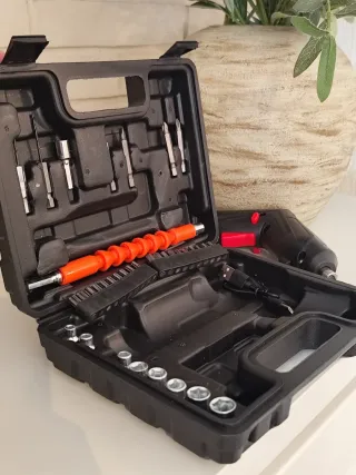 Atornillador eléctrico con caja y accesorios
