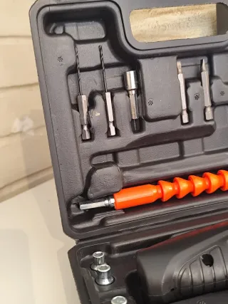 Atornillador eléctrico con caja y accesorios