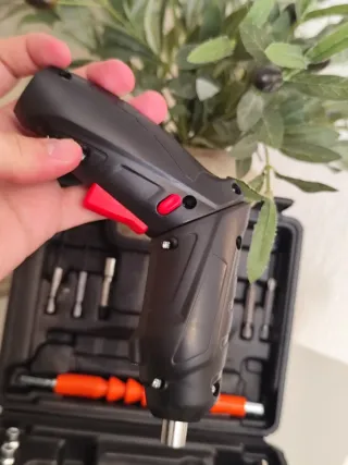 Atornillador eléctrico con caja y accesorios