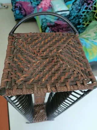 Torre para CDs de mimbre y metal