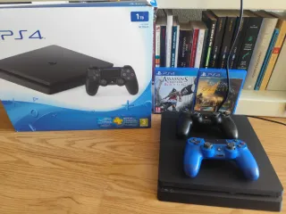 Pacchetto PS4 Slim 1TB + 2 Controller + 2 Giochi