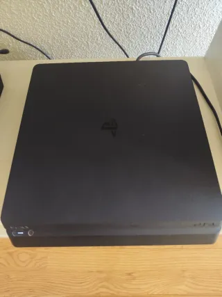 Pacchetto PS4 Slim 1TB + 2 Controller + 2 Giochi