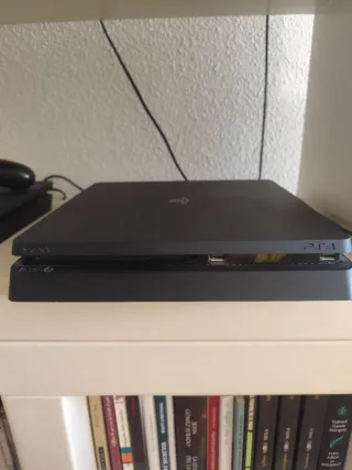 Pacchetto PS4 Slim 1TB + 2 Controller + 2 Giochi