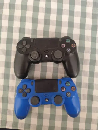 Pacchetto PS4 Slim 1TB + 2 Controller + 2 Giochi