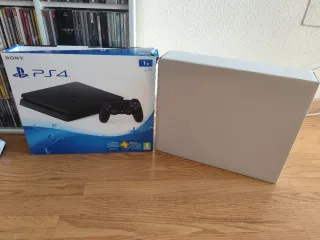 Pacchetto PS4 Slim 1TB + 2 Controller + 2 Giochi