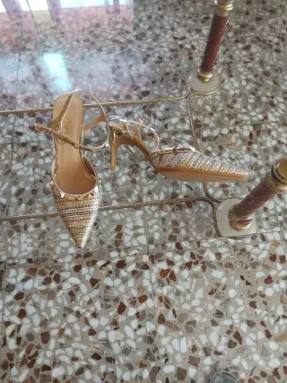 Zapatos Lodi dorados sin usar