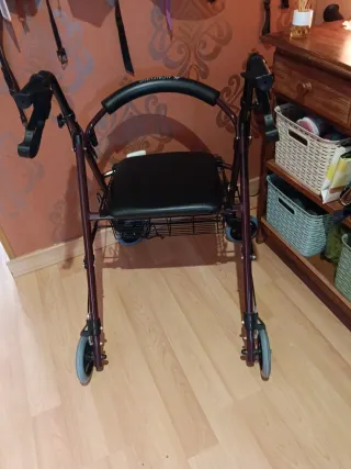 Andador con asiento y cesta