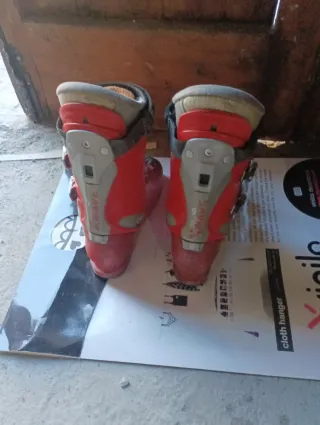 Botas de esquí rojas