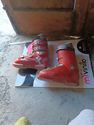 Botas de esquí rojas